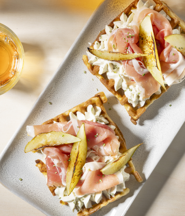 Hartige wafels  met blauwaderkaas créme, serranoham en gebakken peer